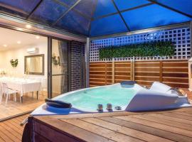 MALIBU House - BEACH & HOT SPRINGS - 16 guests, hotel with hot tubs in Capel Sound