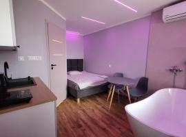 Wrzosowe Wzgórze 5 - Mały Apartament z Wanną, ξενοδοχείο σε Checiny