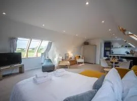 Stunning Studio with Countryside Views & Parking
