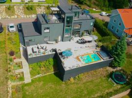 Large pool villa, roof terrace near lake & nature、Flodaのホテル