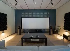 Huoneisto elokuvateatterilla Studio apartment with the movie theater