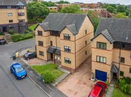 Langley House, 5 bed, all doubles with Smart TV fully equipped kitchen and spacious with private parking INVOICES and REDUCED RATES only available through Langley Cottages and Apartment IDEAL FOR TRADES