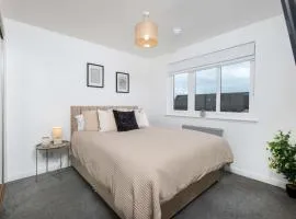 Central Dundee 5-BR Apartment Ideal for Trades Teams & Families