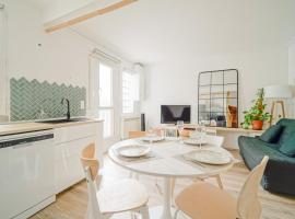 Appartement idéal famille, en duplex et au calme, au pied du métro "Mairie de Saint Ouen", hotel in Saint-Ouen