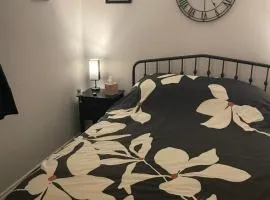 Cosy home from home with PRIVATE BATHROOM - FREE PARKING