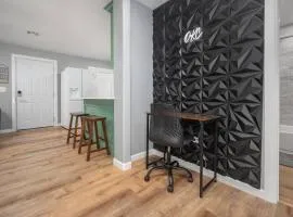 OKC Casita - Newly Remodeled, Modern 2 BR home - Family and pet friendly Plus Hot tub