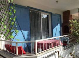 Mavi Panjurlu Ev, hotel in Burhaniye