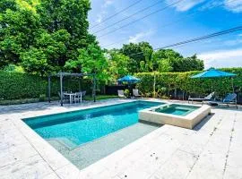 Spacious 5 Bedroom Heated Pool and Hot Tub, 12 minutes to the Beach
