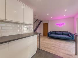 Modern Fully Renovated 4 Bedroom, hotel v destinaci Cwm-bran