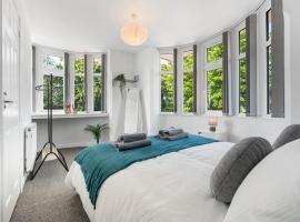 4BR 3 bath Spacious apartment, Sleeps upto 8 free parking, hotel i Allesley