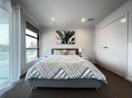 7 bedrooms double storey Home, hotel in Point Cook