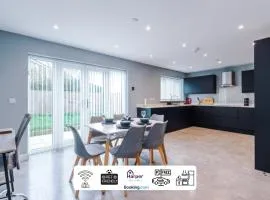 Spacious Detached House Driveway By Harperletting ShortLets & Serviced Accommodation Hawarden With Long or Short Stays Disc options