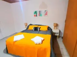 Casa Ideal para Turistas en Mendoza, Autocheckin, Céntrica, Patio con Parrilla y Parking privado Gratis a 100 mts
