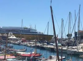 Private room near the port old town