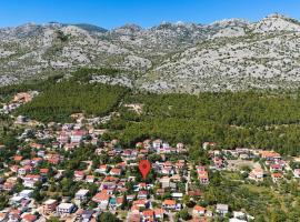 Apartment Tom, hotel in Starigrad-Paklenica