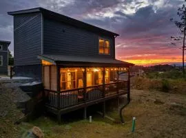 Family or couple retreat next to Downtown, Dollywood & Smoky Mountains!