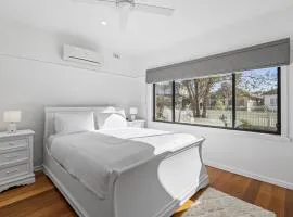 Spacious 3-Bed With Outdoor Dining Near Airport