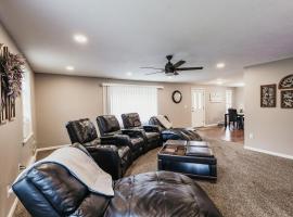 Indoor Hot-Tub! Spacious & Updated MQT Township Home!, hotel com banheiras de hidromassagem em Marquette