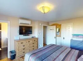 Tacit Shadow Resort Shangri-La King Suite, Gym, Coffee Bar, Hot-Tub, Free Laundry, Food Available