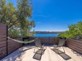 Cozy holiday home SEAFRONT II, villa em Omišalj