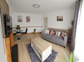 EcuaStay New Luxurious 4 Bedroom Home with Garden and parking