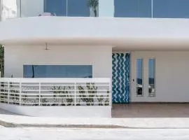 8 Min walk to Harbour