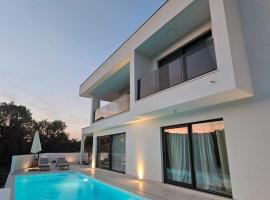 Villa Artemis II, hotel com piscina em Žman