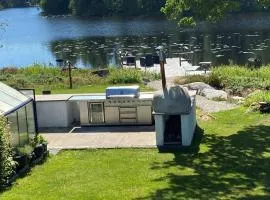 Lakehouse med bastu, egen brygga och roddbåt