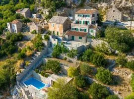 Apartments with pool Maraska