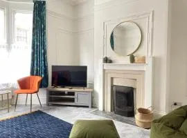 Spacious Victorian for 10 across Royal Infirmary with FREE PARKING