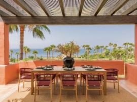 VACATION MARBELLA I The Signature Penthouse, Best Flat in Estepona, Sea View, Sauna, Communal and Indoor Pool, Gym, Private Heated Jacuzzi, Cutting-edge Amenities, High-End Renovation, hotell i Estepona