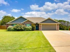 Inviting Granbury Home with Fire Pit 3 Mi to Lake!, hotel v destinaci Granbury