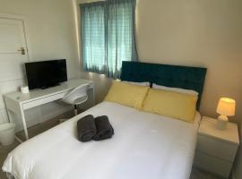 Bittern Lodge Homestay with Free Parking & Parking for cruise available, Full access to kitchen in Southampton, hotel v destinaci Southampton