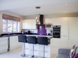 Large Family Home with Free Parking, hotell sihtkohas Pool