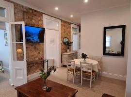 Beachfront Sunset View Apartment - The Coachhouse, hotel en Narrabeen