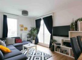 Cozy & Quiet Getaway Just 300m from Paris with Free Private Parking, hotel in Gentilly