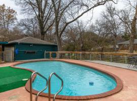 6 Queen Bed Home Near White Rock POOL & DECK!, וילה בדאלאס