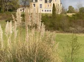 Chateau de Bellevue B&B et Appartements avec Piscine saisonal chauffée et Chambres partout climatisées