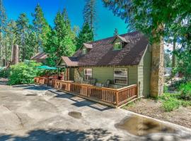 Buckeye Bear's Den-AC-Walking Distance to town, hotel a Shaver Lake