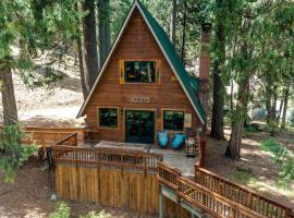 HB Hideaway Boho Treehouse Vibes in the Pines、シェイバー・レイクのホテル