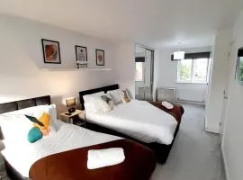 3BR House with 3 Bathrooms - Families - Professionals - Relocators - NEC - BHX - HS2 - JLR - Travel Cot Available - Pets Welcome - Free Parking