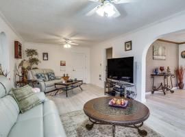 Salem Getaway with Hot Tub Near Parks and Boating!, hôtel à Salem