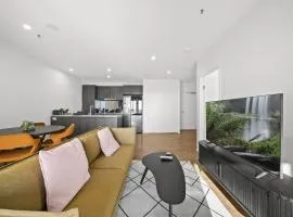 Refined 2-Bed With Luxurious Building Amenities