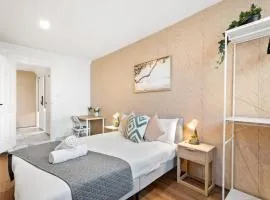 Boutique Queen Room - Centrally Located at Glenfield - Shared Bathroom