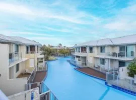 Pacific Blue 244, 255 Sandy Point Rd - pool, aircon, linen and resort features