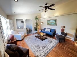 Cozy Family Hideaway, sleeps 8, 4 tv's yard, shops, hotel v destinaci Simi Valley