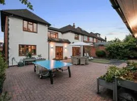 Premium 4BR Family Home w/ Garden Annex and Gym