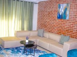 18A Elizabeth Place - Beautiful and spacious self catering 3 bedroom unit next to Kyalami Racetrack with free WiFi - swimming pool gym and restaurant - Perfect for a big family in Midrand Waterfall