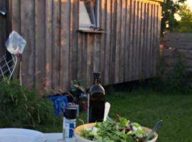 liberty - Urlaub im Zirkuswagen, camping de luxo em Karst&auml;dt