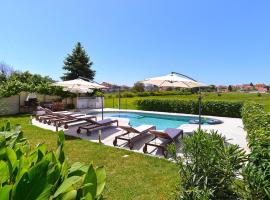 Stunning View Apartment with pool, hotel in Valbandon